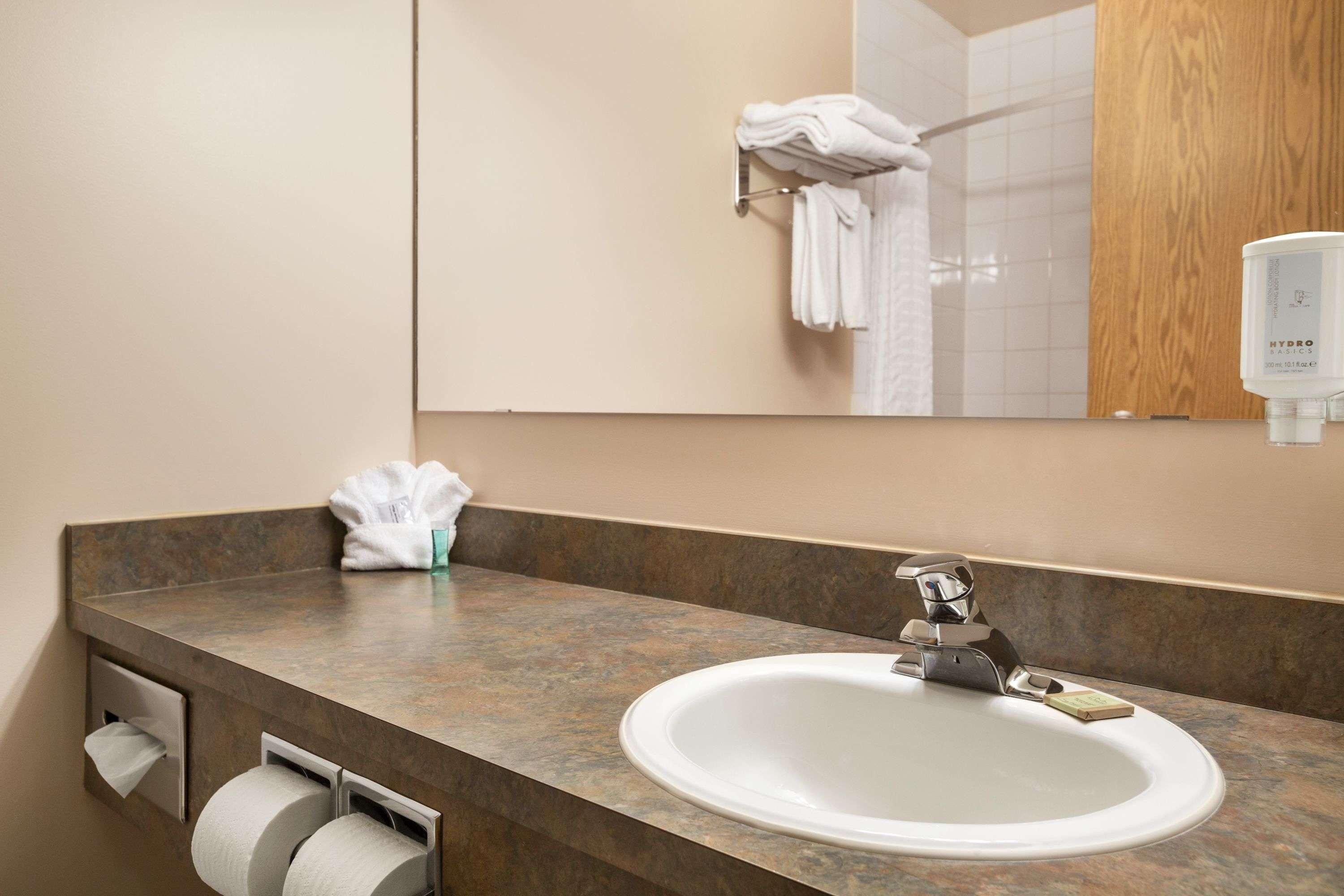 Hotel Super 8 By Wyndham Whitecourt Exterior foto