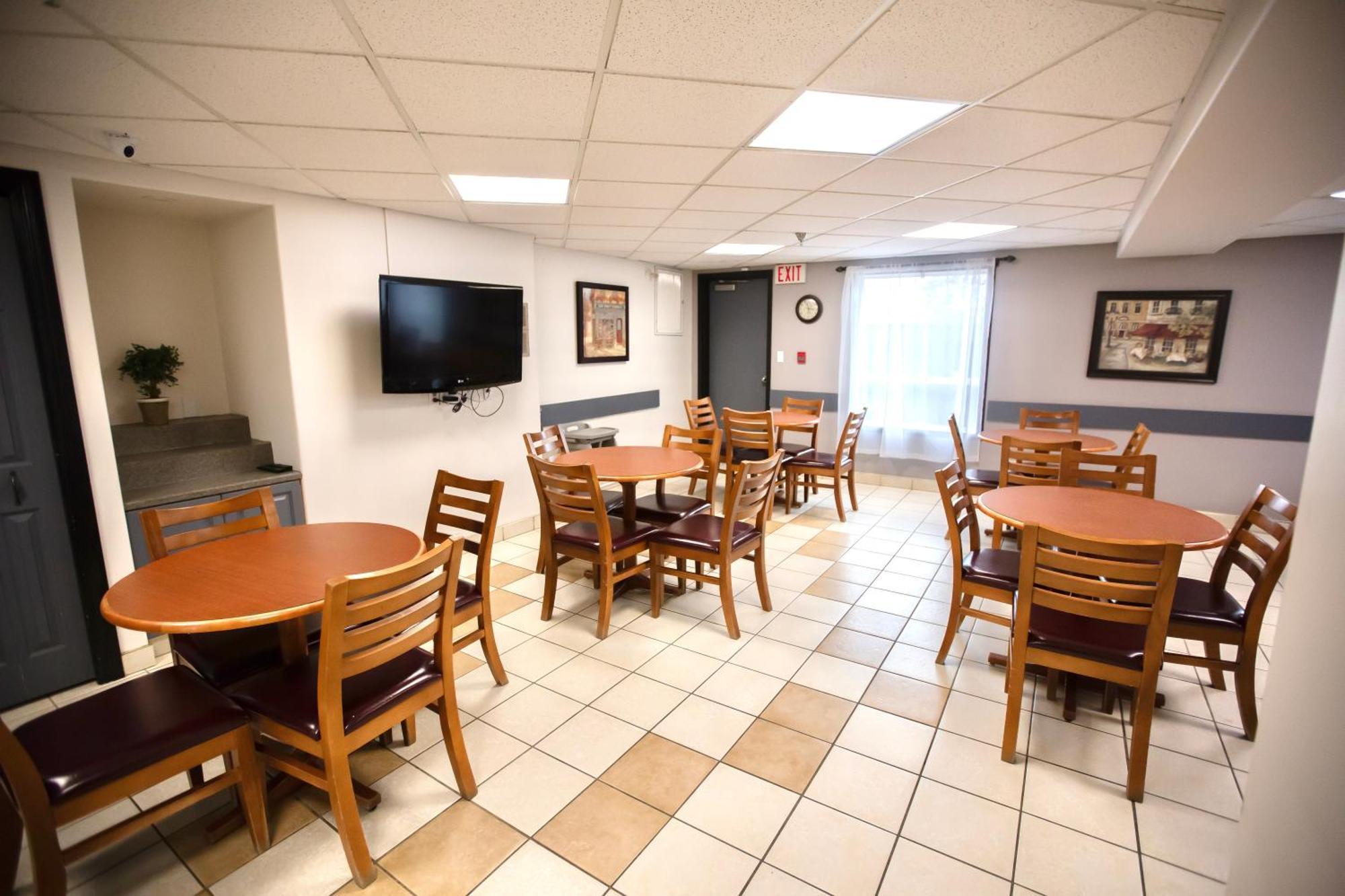 Hotel Super 8 By Wyndham Whitecourt Exterior foto