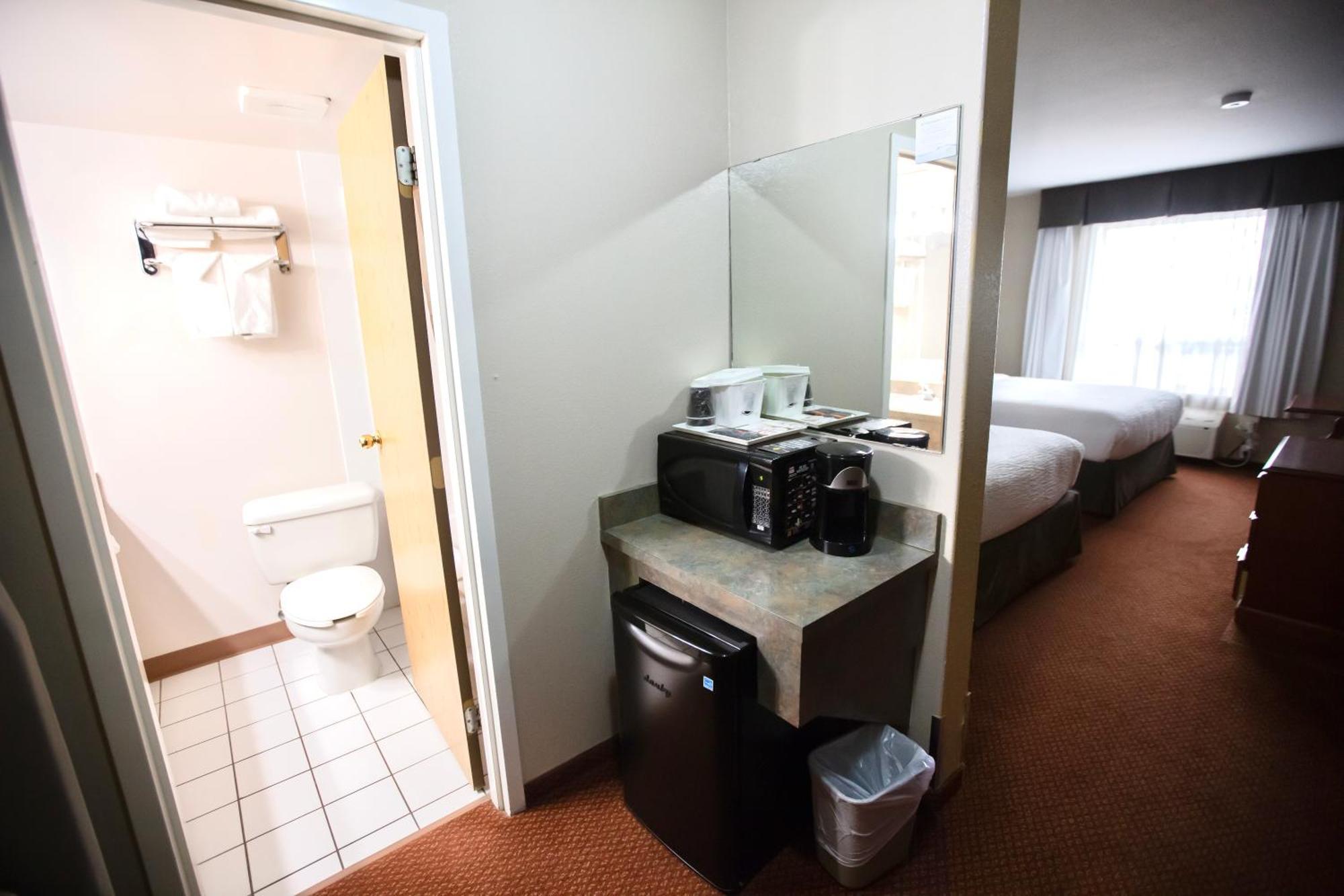 Hotel Super 8 By Wyndham Whitecourt Exterior foto