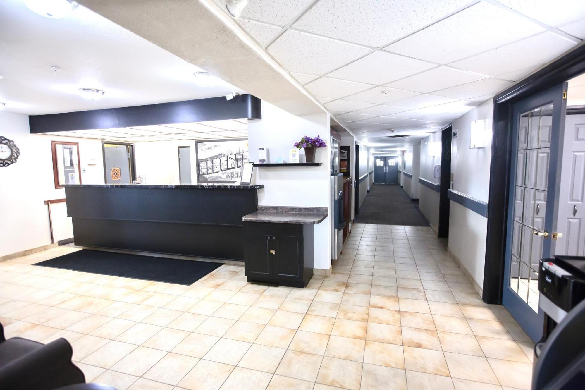 Hotel Super 8 By Wyndham Whitecourt Exterior foto
