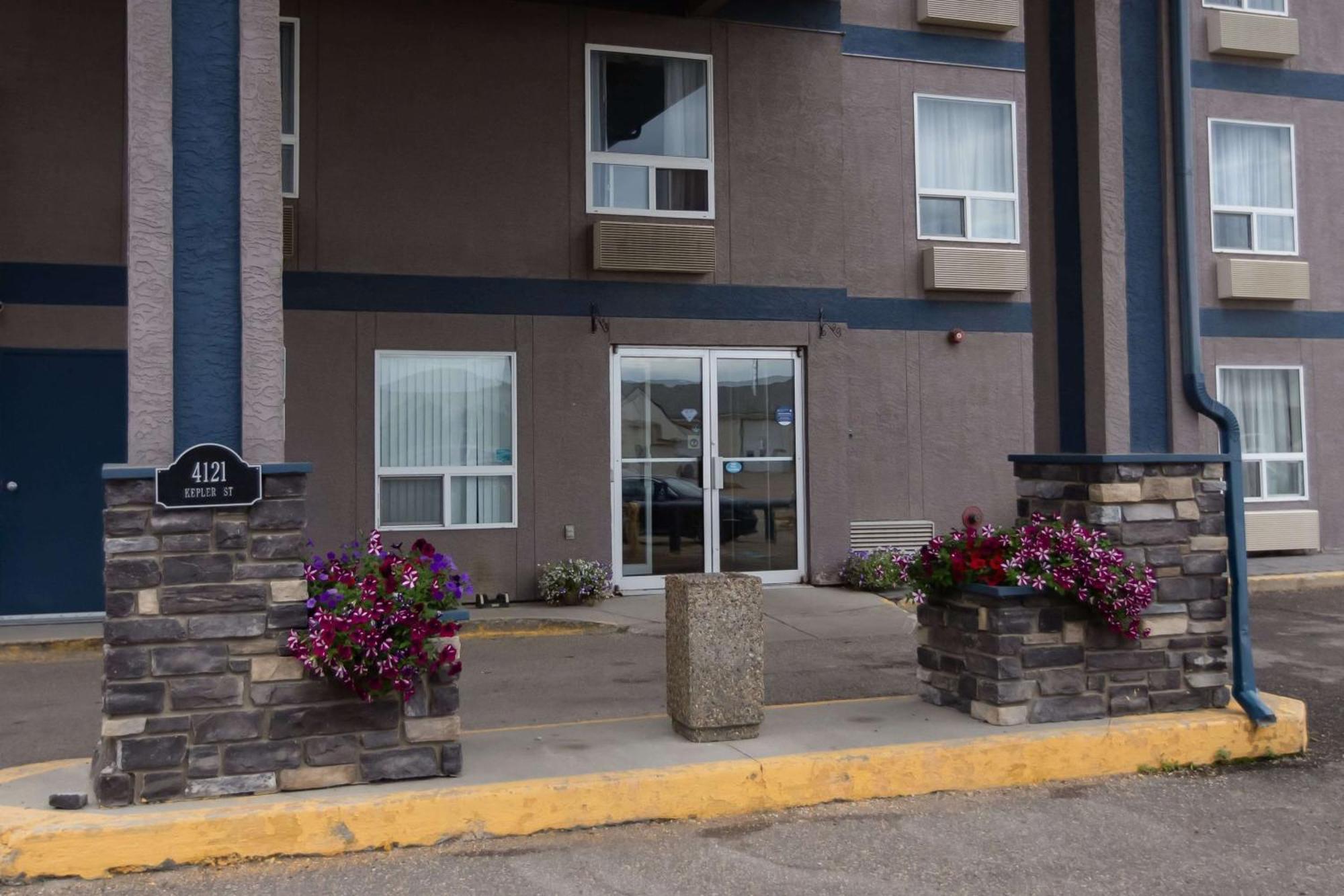 Hotel Super 8 By Wyndham Whitecourt Exterior foto