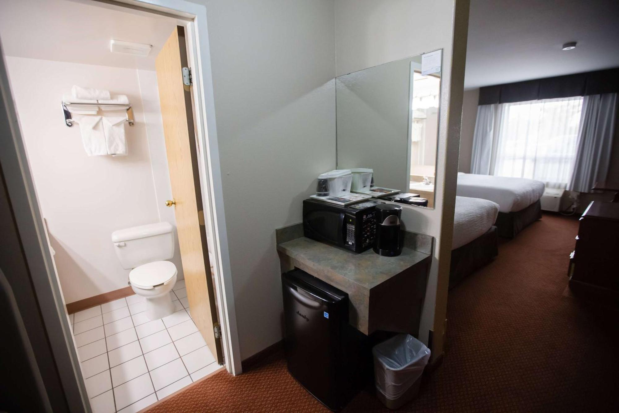 Hotel Super 8 By Wyndham Whitecourt Exterior foto